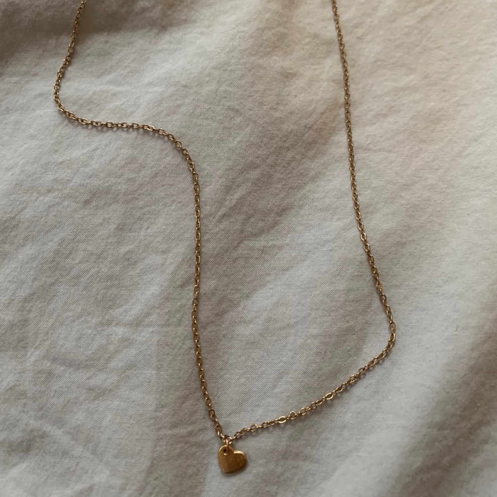 Dainty gold heart necklace